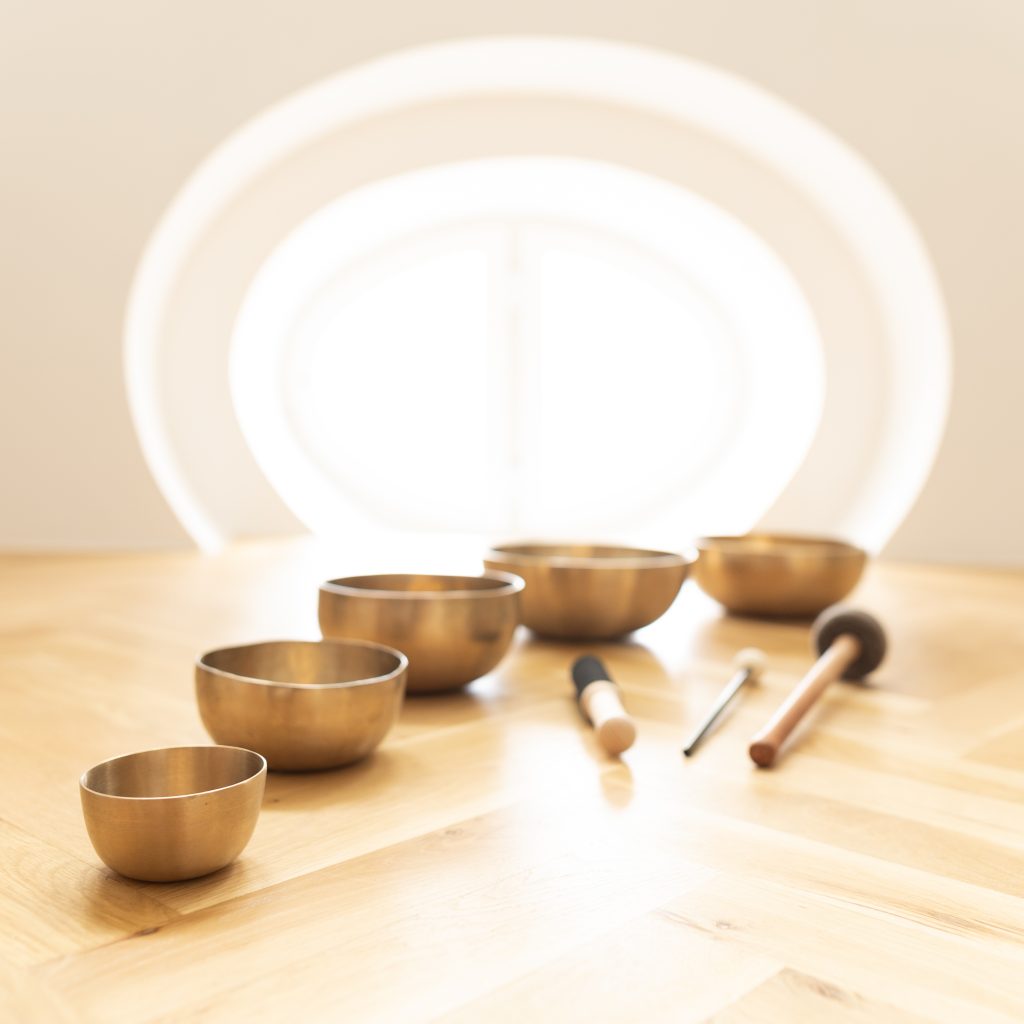 Klangschalen und Schlägel für eine Klangmassage bei K2 Massage Wien