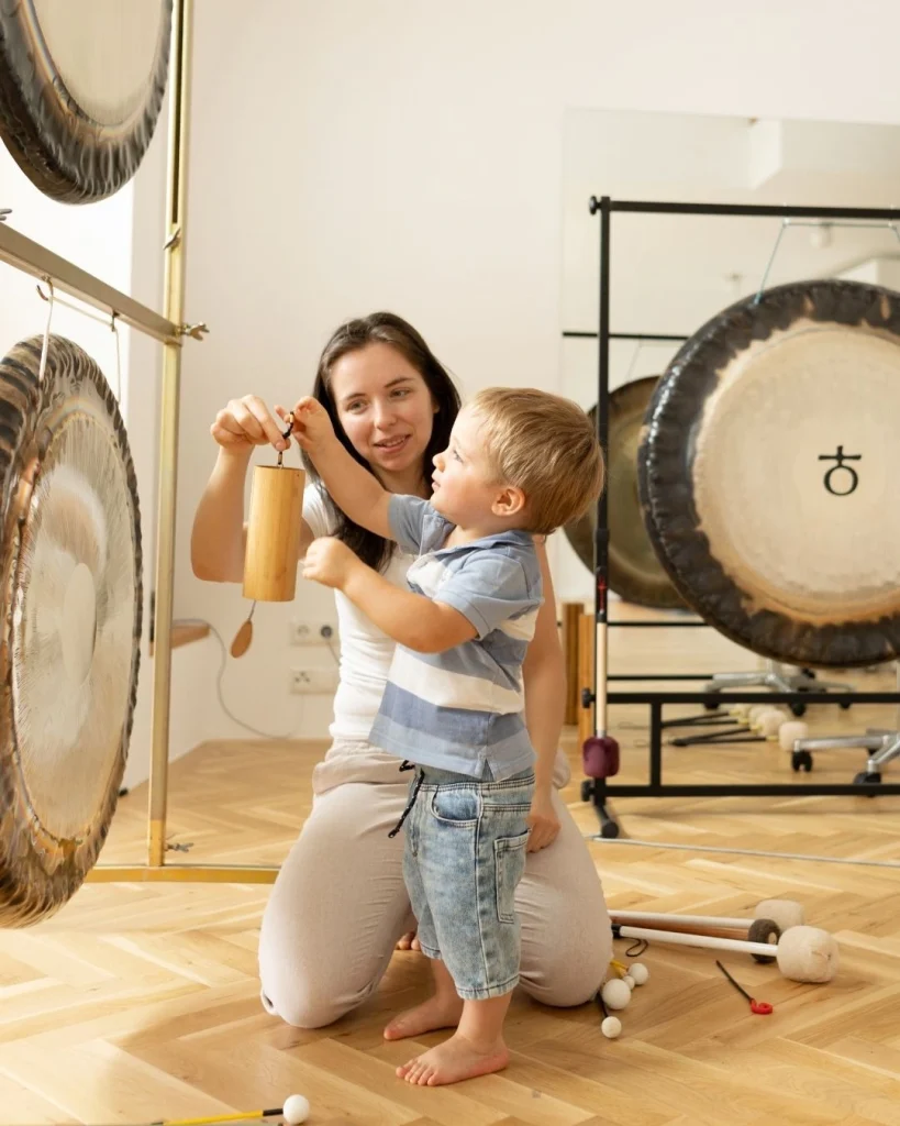 klangmassage-mit-gongs-k2-massage-wien.webp
