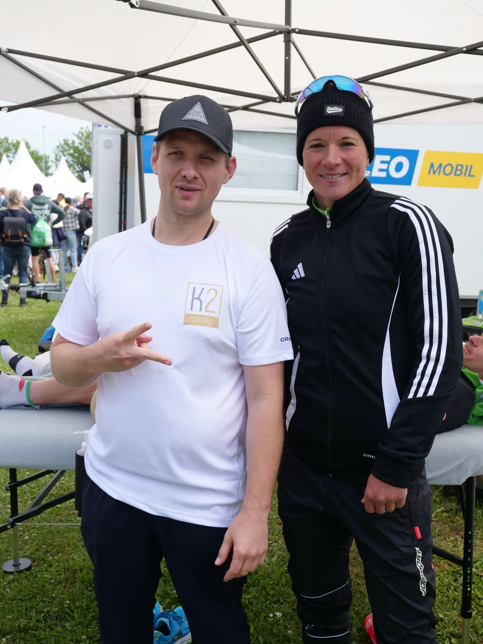 K2 Massage – Athletin bei einem Sportevent