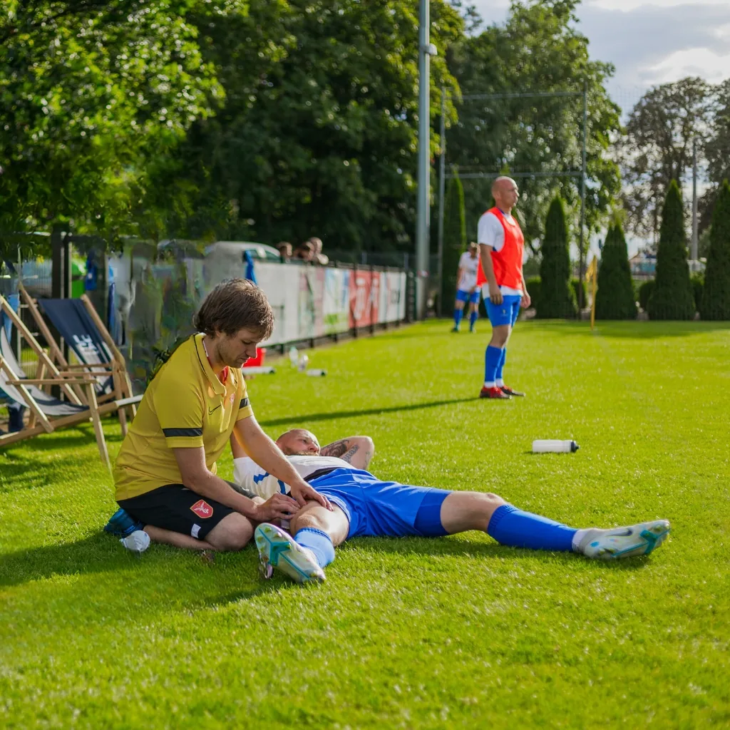 K2 Massage – Regeneration eines Fußballspielers auf dem Rasen