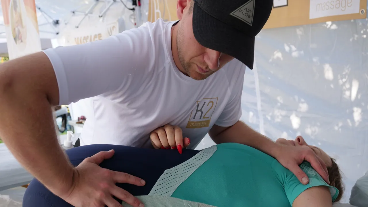 Krystian Chmielewski bei einer Sportmassage in Wien