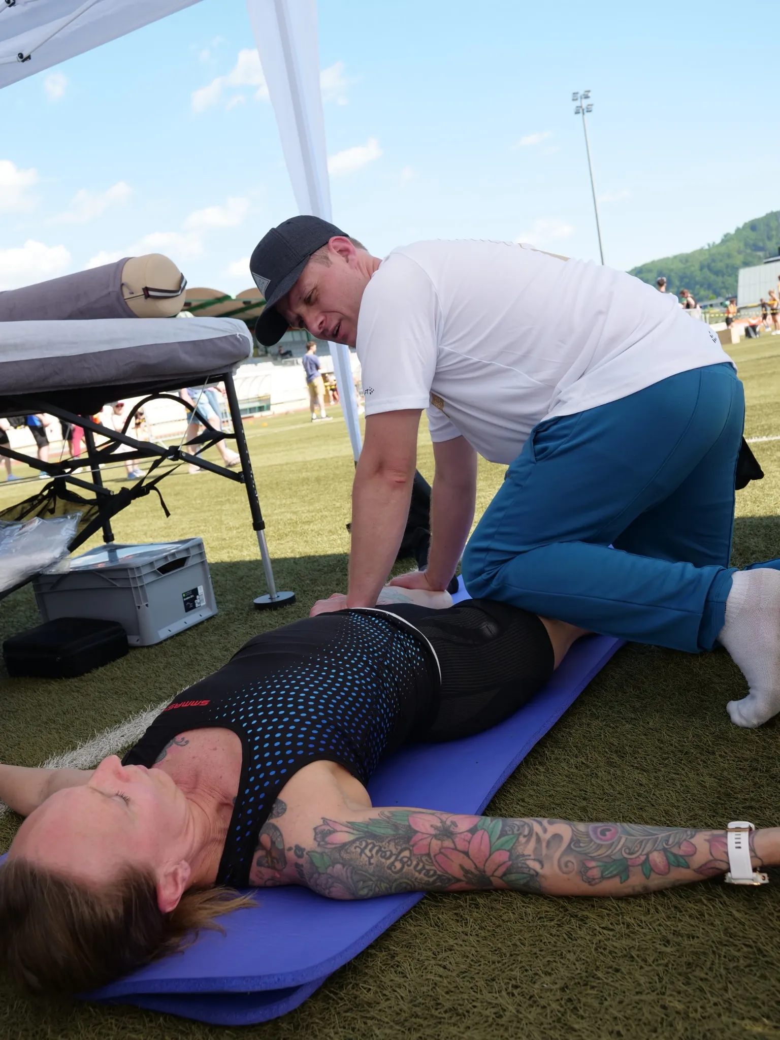 Sportmassage bei einer Athletin im Wettkampfumfeld