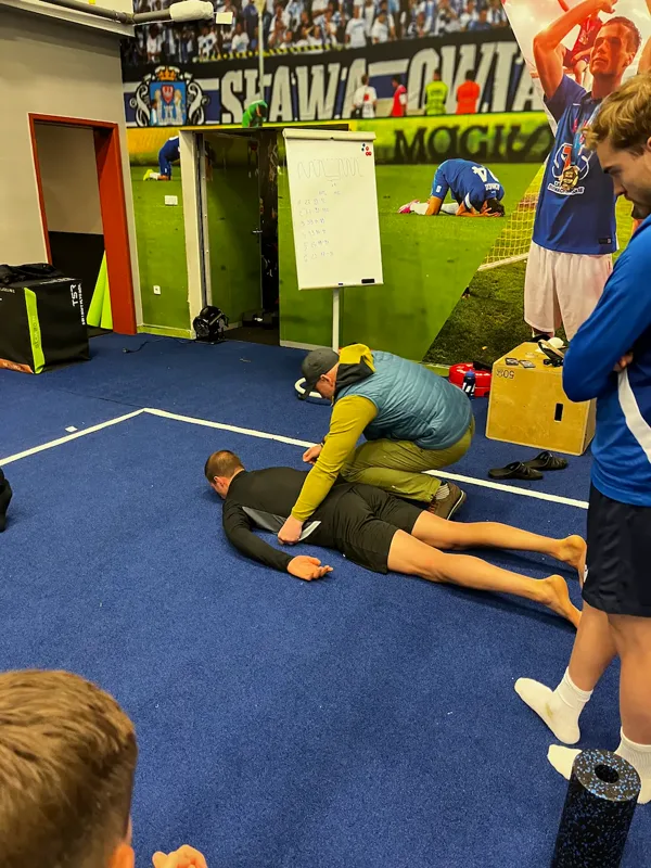 AirFlow Performance Atemtraining — Athletiktrainer bei der Arbeit mit einem Spieler