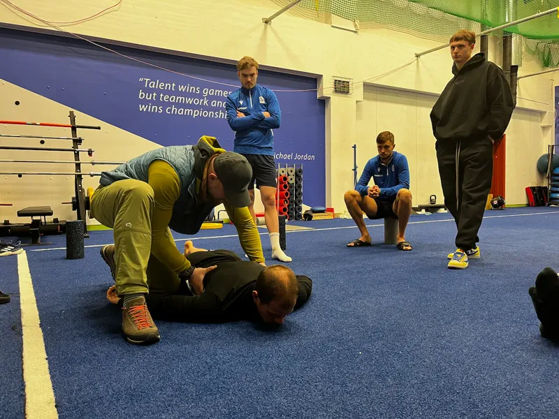 AirFlow Performance Atemtraining — Betreuung eines Spielers während der Trainingseinheit