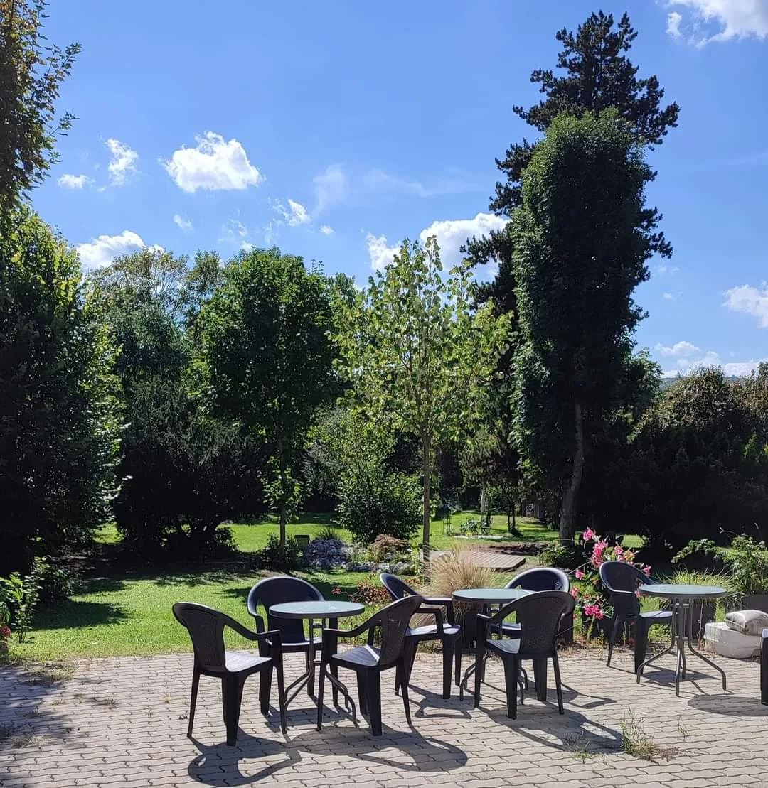 Garden with seating area at the Traum 14 venue in Vienna