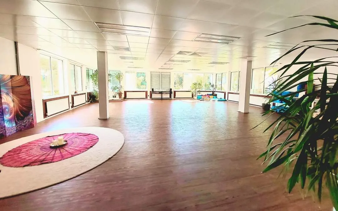 Bright event space at Traum 14 in Vienna for the Air Flow Performance workshop