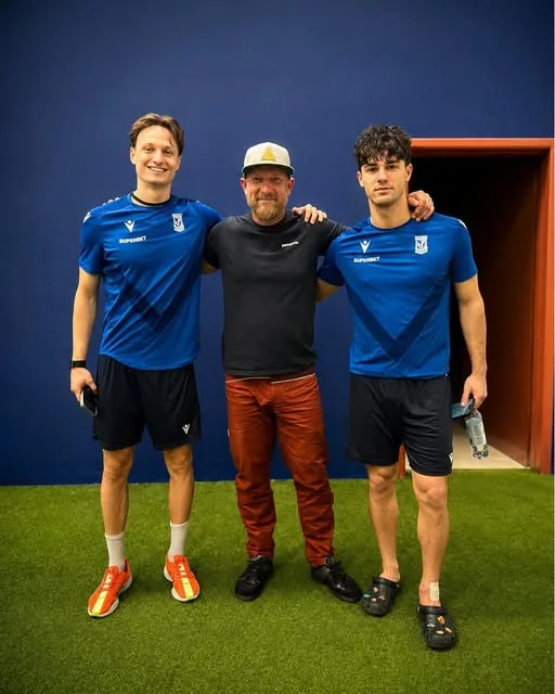 Maciej Szyszka with players from Lech Poznań