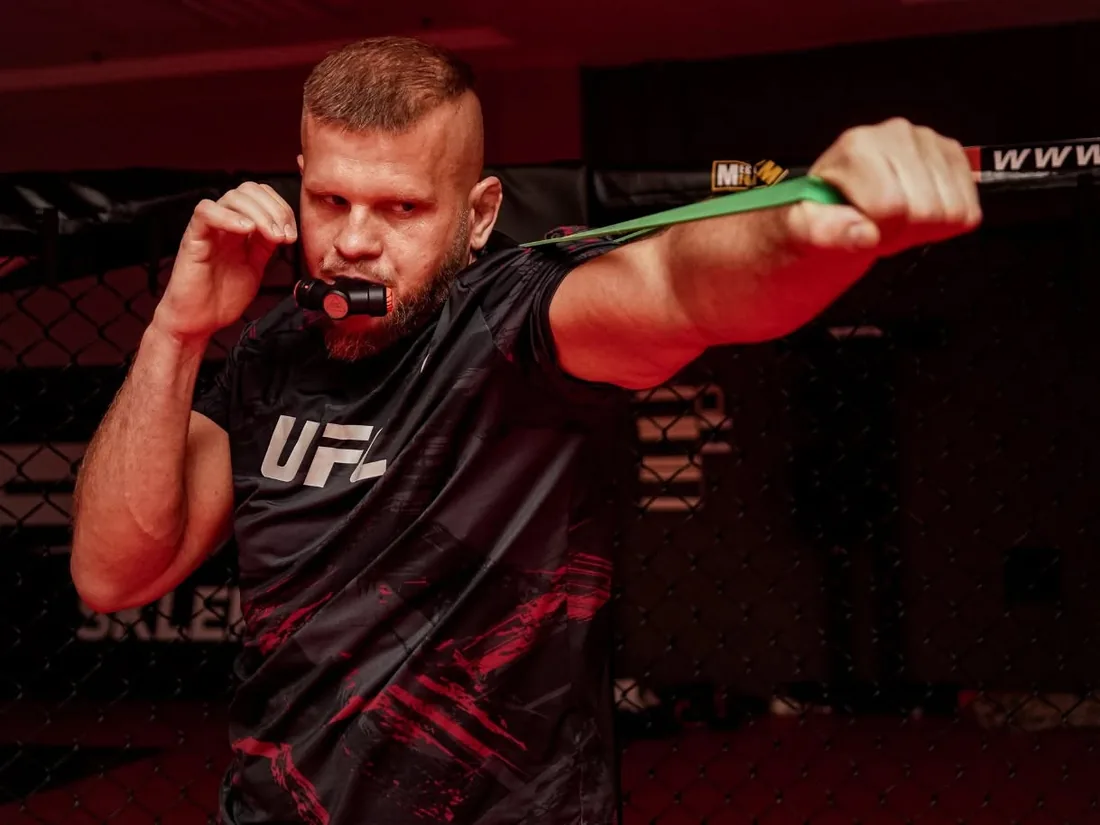 Marcin Tybura (UFC) using AirFlow Classic for breath-resistance training